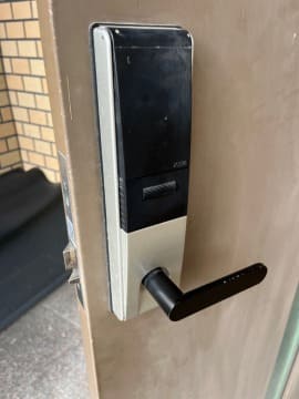 玄関ドアの電子錠後付けの施工事例