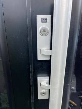 玄関ドアの鍵交換の施工事例